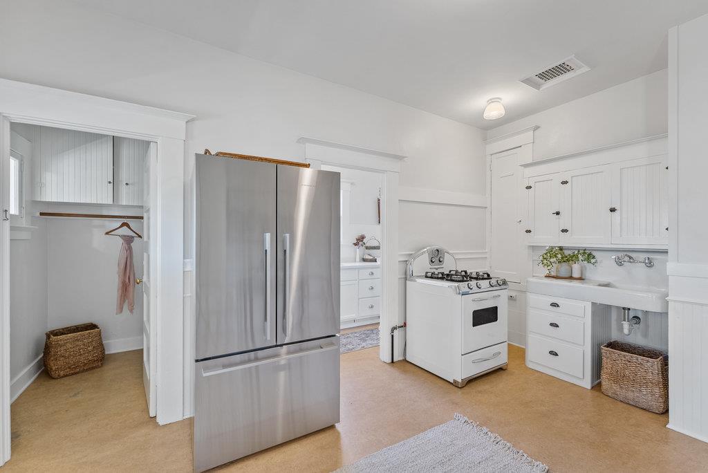 Detail Gallery Image 22 of 73 For 331 Van Ness Ave, Santa Cruz,  CA 95060 - 3 Beds | 1 Baths
