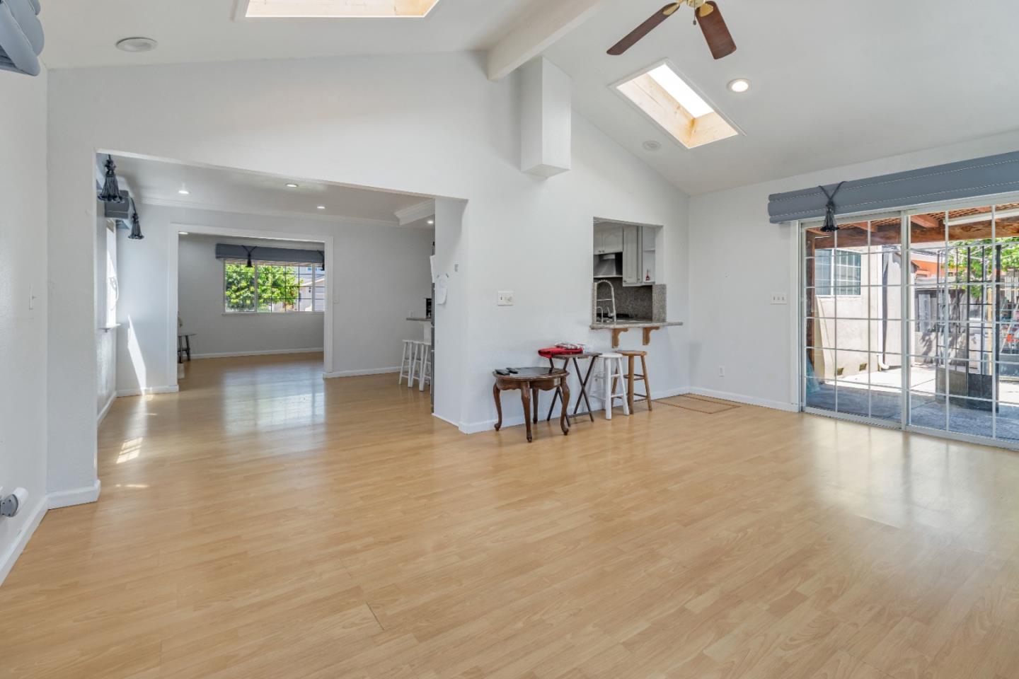 Detail Gallery Image 9 of 48 For 1394 Glacier Dr, Milpitas,  CA 95035 - 5 Beds | 2/1 Baths