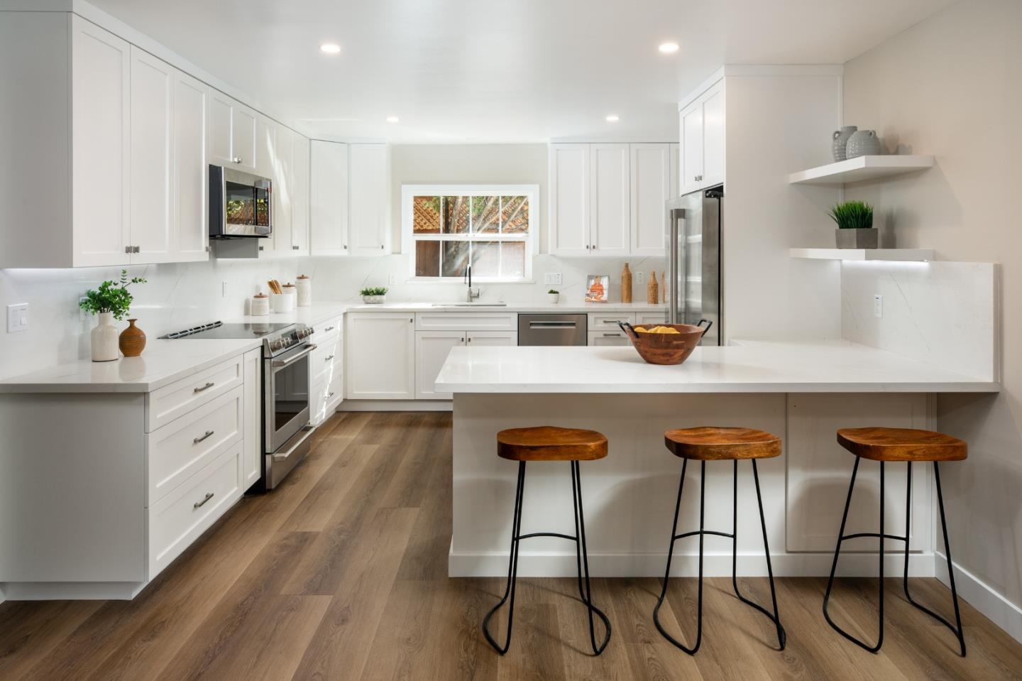 Detail Gallery Image 2 of 26 For 706 University Ave, Los Altos,  CA 94022 - 3 Beds | 3 Baths