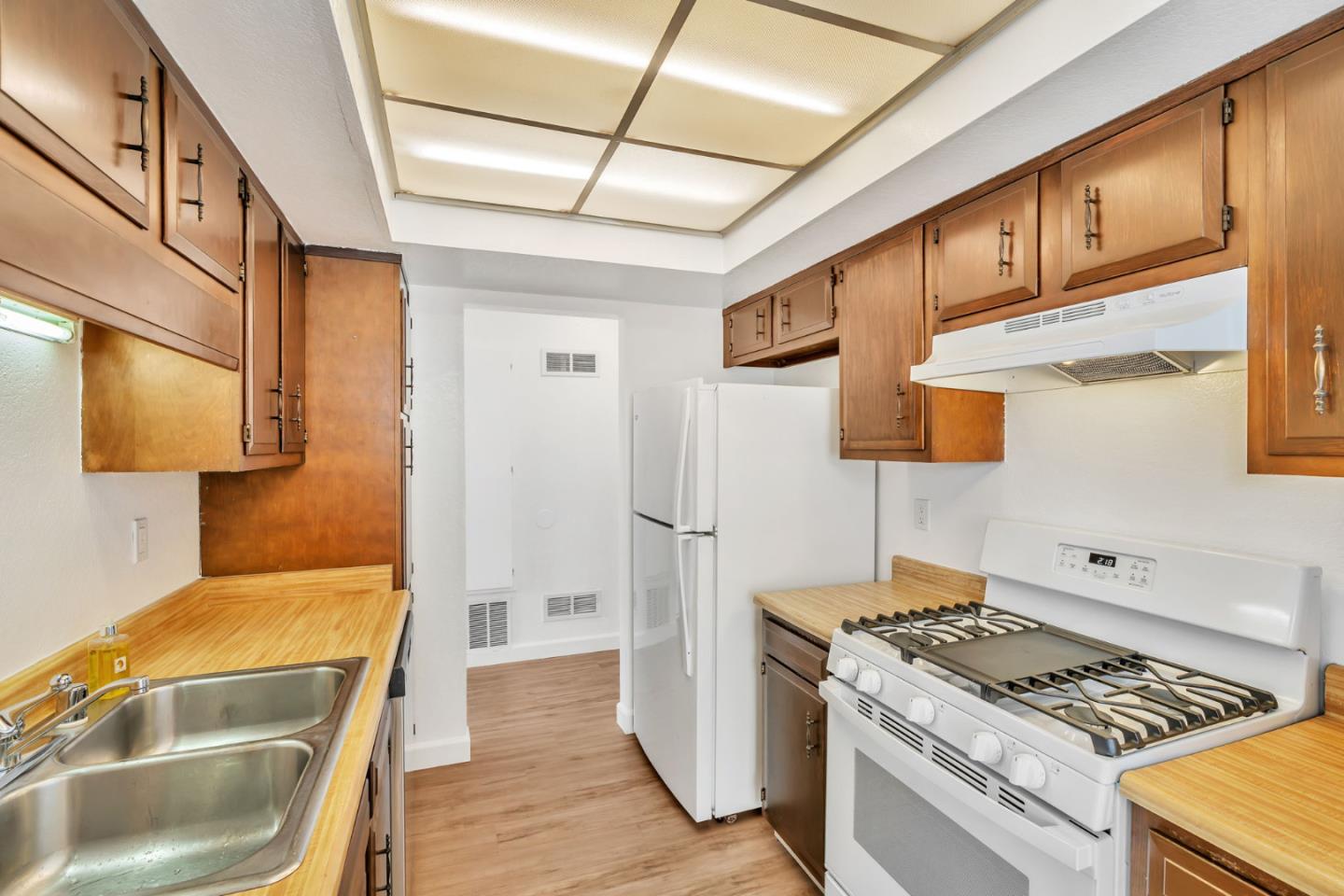 Detail Gallery Image 11 of 42 For 2416 N Main St #F,  Salinas,  CA 93906 - 2 Beds | 1/1 Baths