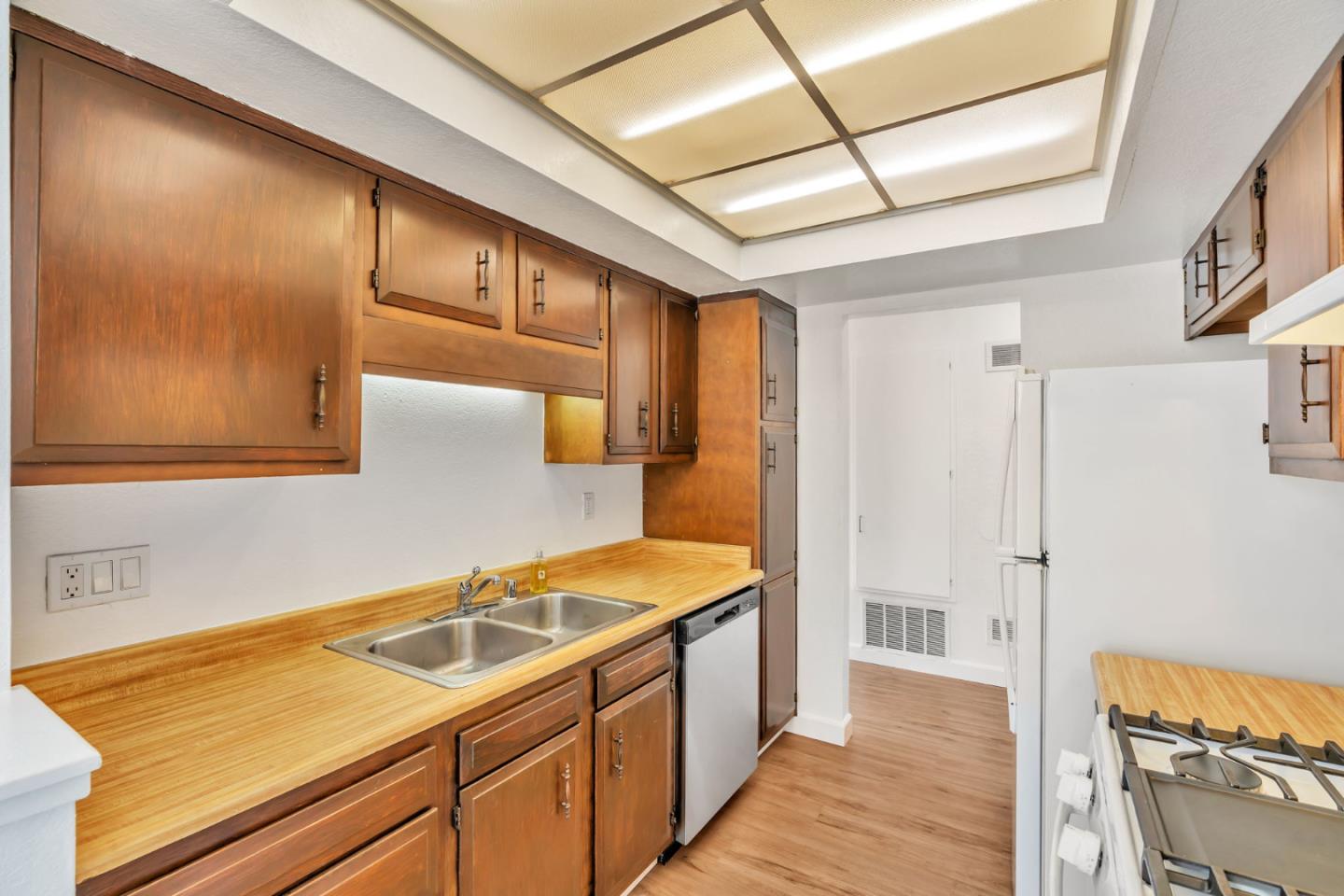 Detail Gallery Image 12 of 42 For 2416 N Main St #F,  Salinas,  CA 93906 - 2 Beds | 1/1 Baths
