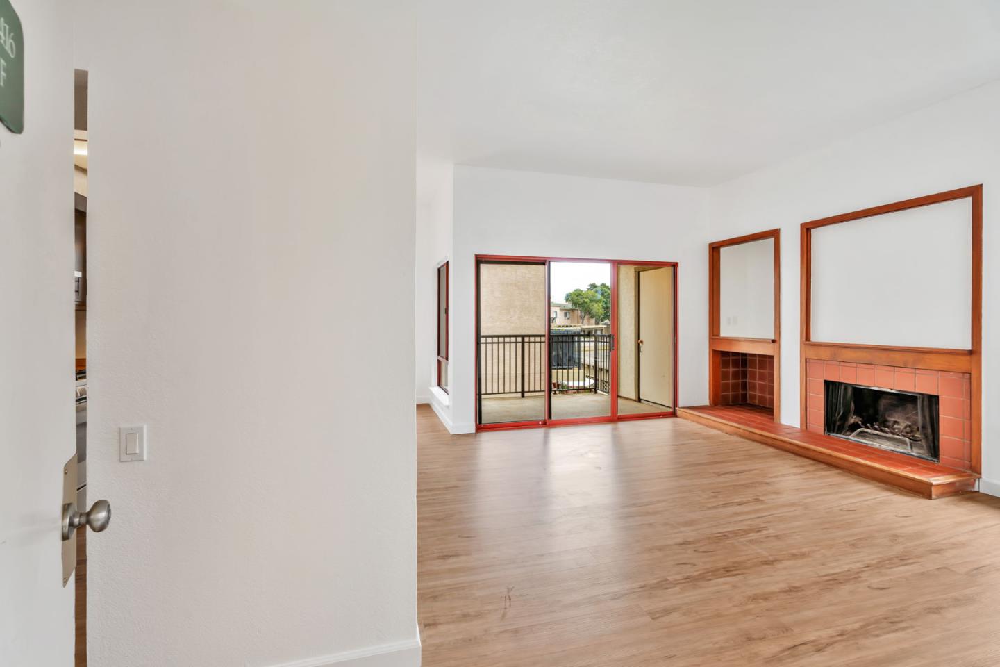 Detail Gallery Image 3 of 42 For 2416 N Main St #F,  Salinas,  CA 93906 - 2 Beds | 1/1 Baths