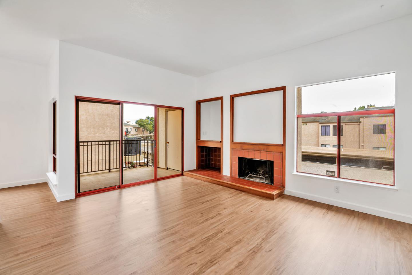 Detail Gallery Image 4 of 42 For 2416 N Main St #F,  Salinas,  CA 93906 - 2 Beds | 1/1 Baths