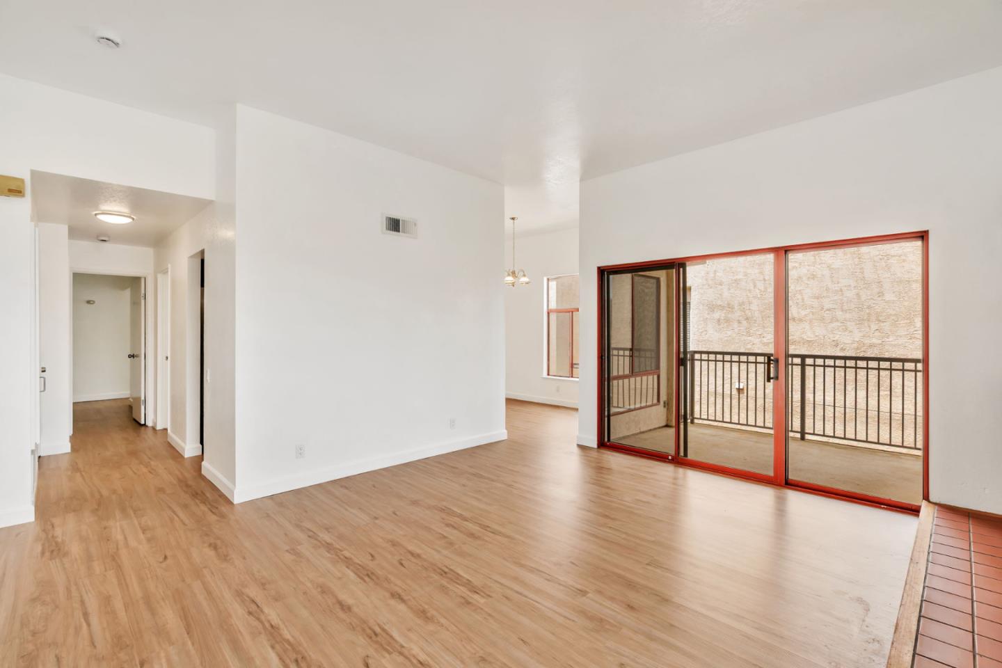 Detail Gallery Image 5 of 42 For 2416 N Main St #F,  Salinas,  CA 93906 - 2 Beds | 1/1 Baths