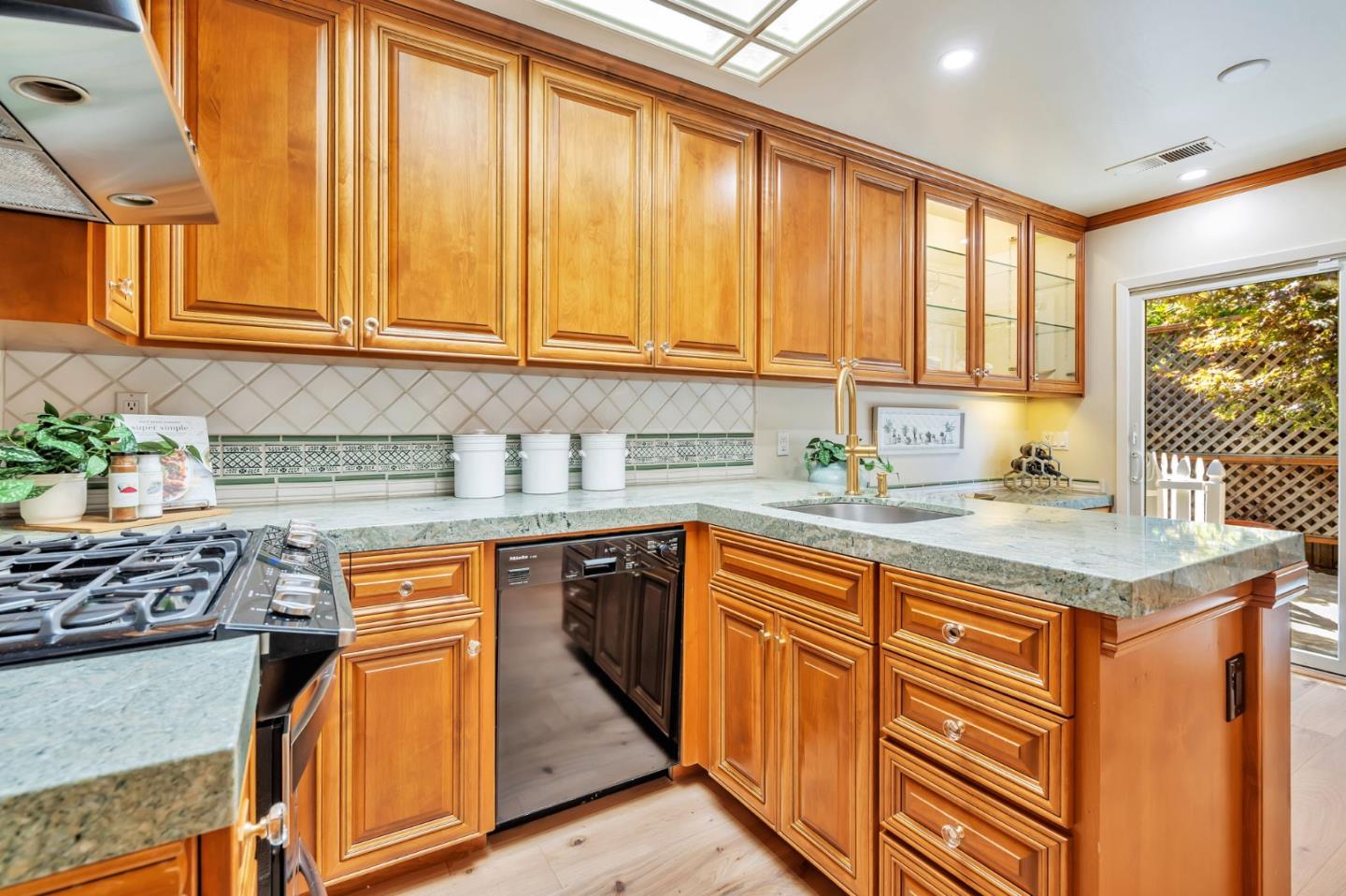 Detail Gallery Image 13 of 66 For 534 Hilbar Ln, Palo Alto,  CA 94303 - 4 Beds | 2 Baths