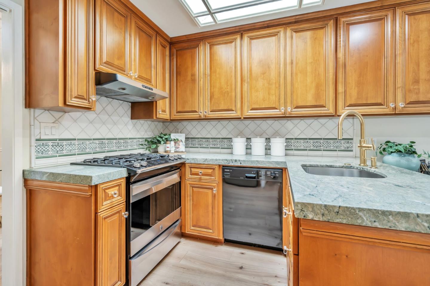Detail Gallery Image 14 of 66 For 534 Hilbar Ln, Palo Alto,  CA 94303 - 4 Beds | 2 Baths