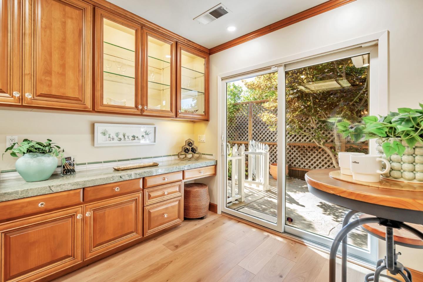 Detail Gallery Image 15 of 66 For 534 Hilbar Ln, Palo Alto,  CA 94303 - 4 Beds | 2 Baths
