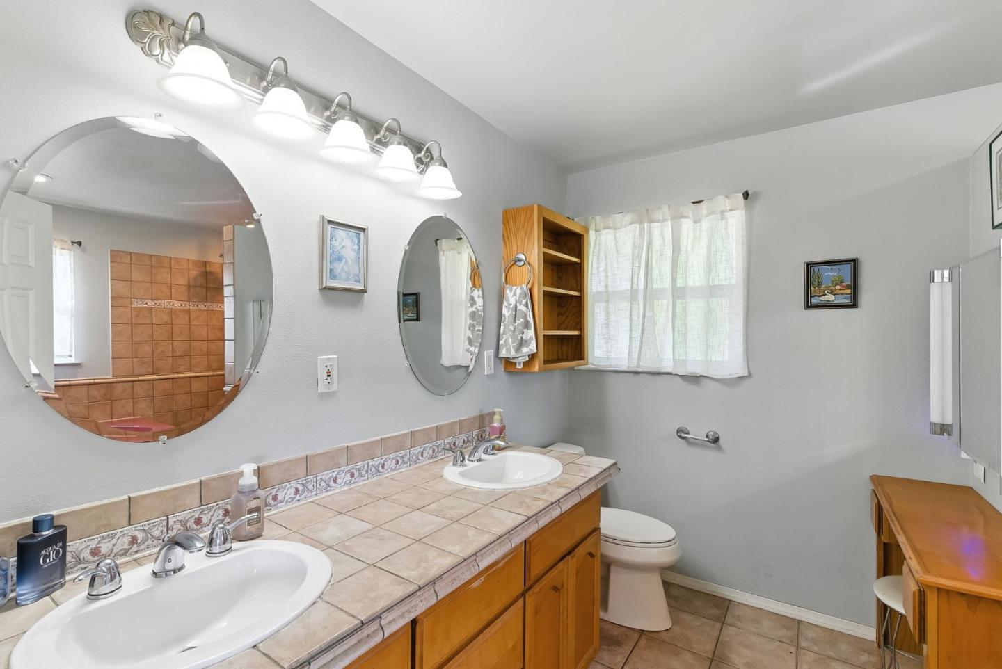 Detail Gallery Image 18 of 25 For 87 Exeter Ave, San Carlos,  CA 94070 - 4 Beds | 3 Baths