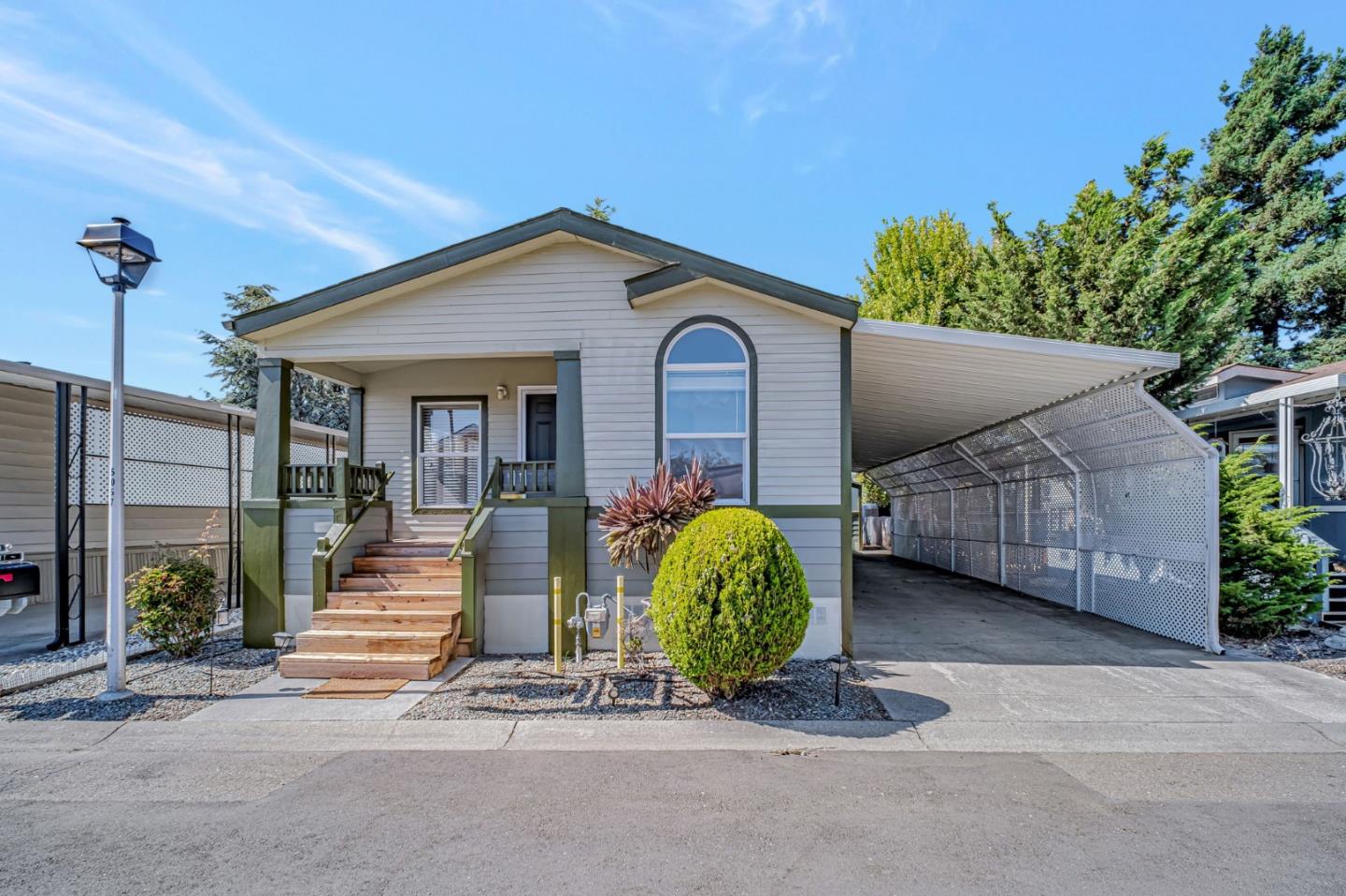 Detail Gallery Image 1 of 33 For 1283 Sussex Way #24,  Hayward,  CA 94544 - 3 Beds | 2 Baths
