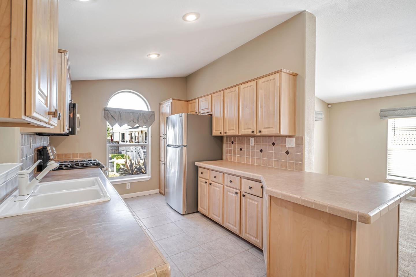 Detail Gallery Image 10 of 33 For 1283 Sussex Way #24,  Hayward,  CA 94544 - 3 Beds | 2 Baths