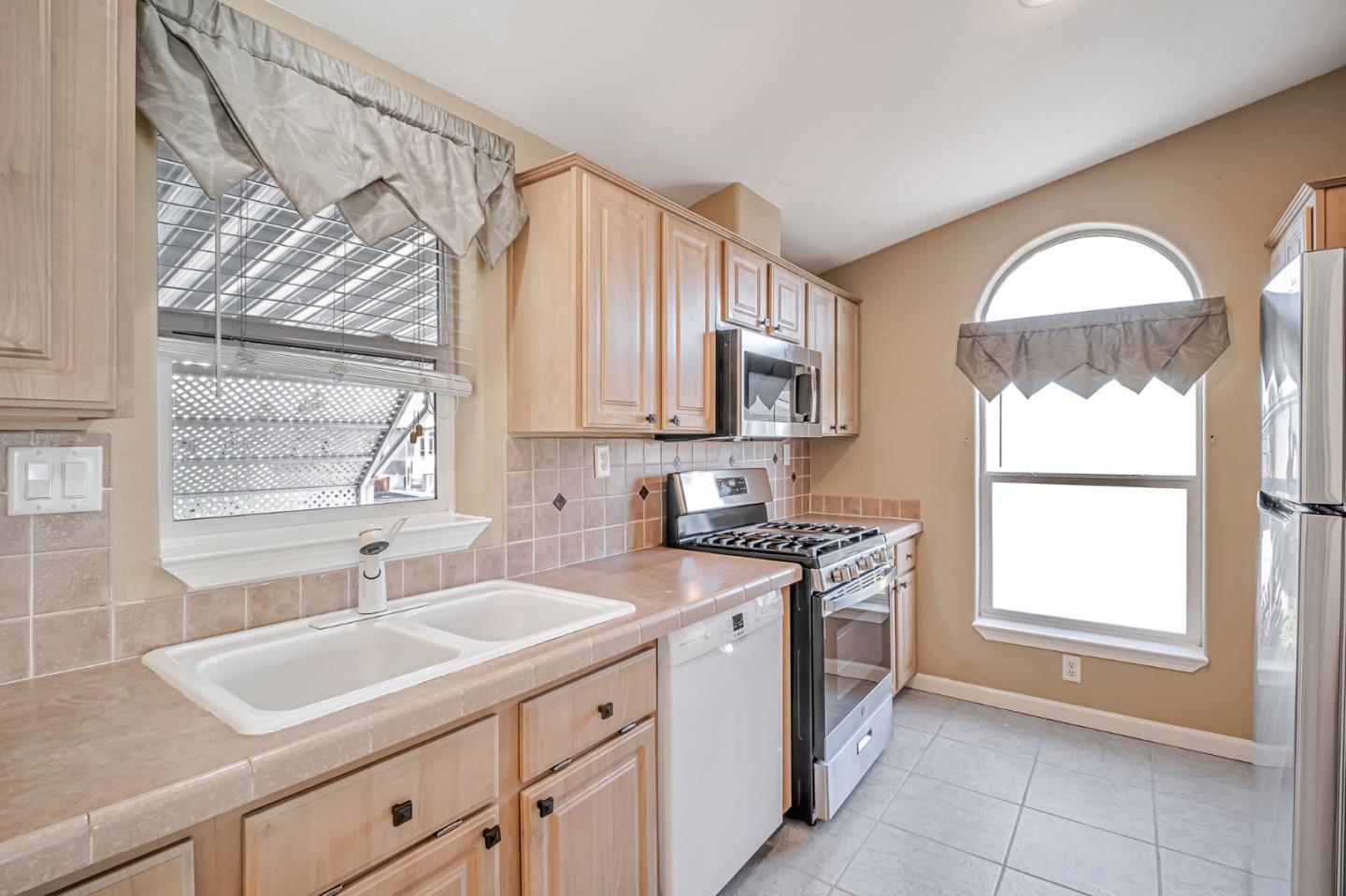 Detail Gallery Image 11 of 33 For 1283 Sussex Way #24,  Hayward,  CA 94544 - 3 Beds | 2 Baths