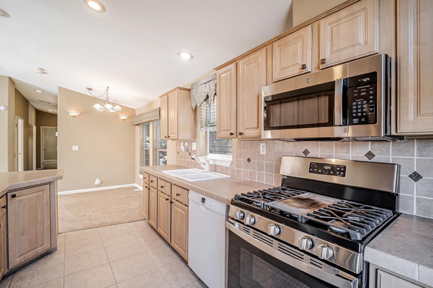 Detail Gallery Image 13 of 33 For 1283 Sussex Way #24,  Hayward,  CA 94544 - 3 Beds | 2 Baths