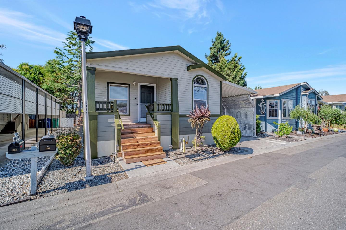 Detail Gallery Image 2 of 33 For 1283 Sussex Way #24,  Hayward,  CA 94544 - 3 Beds | 2 Baths