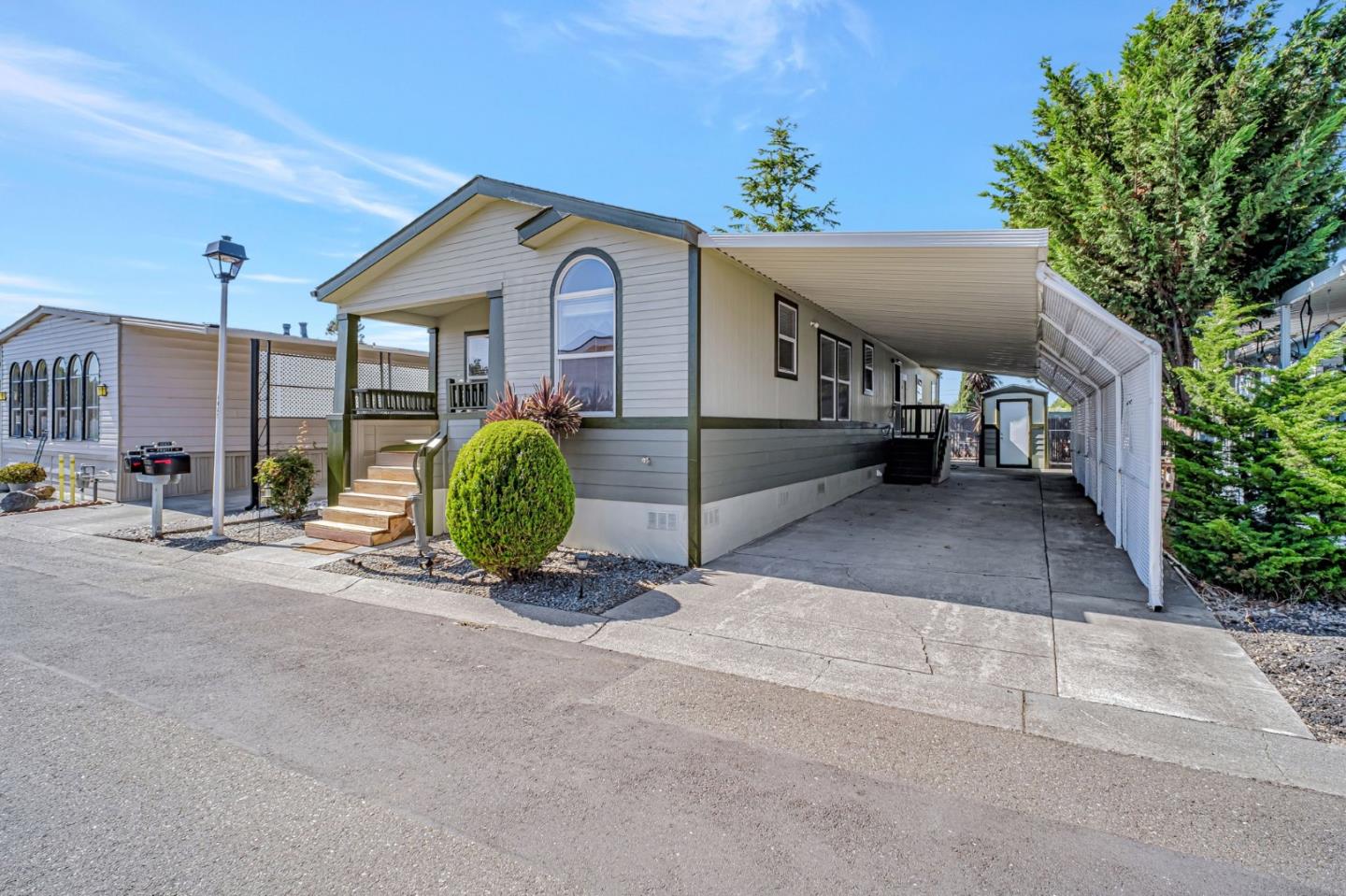 Detail Gallery Image 3 of 33 For 1283 Sussex Way #24,  Hayward,  CA 94544 - 3 Beds | 2 Baths