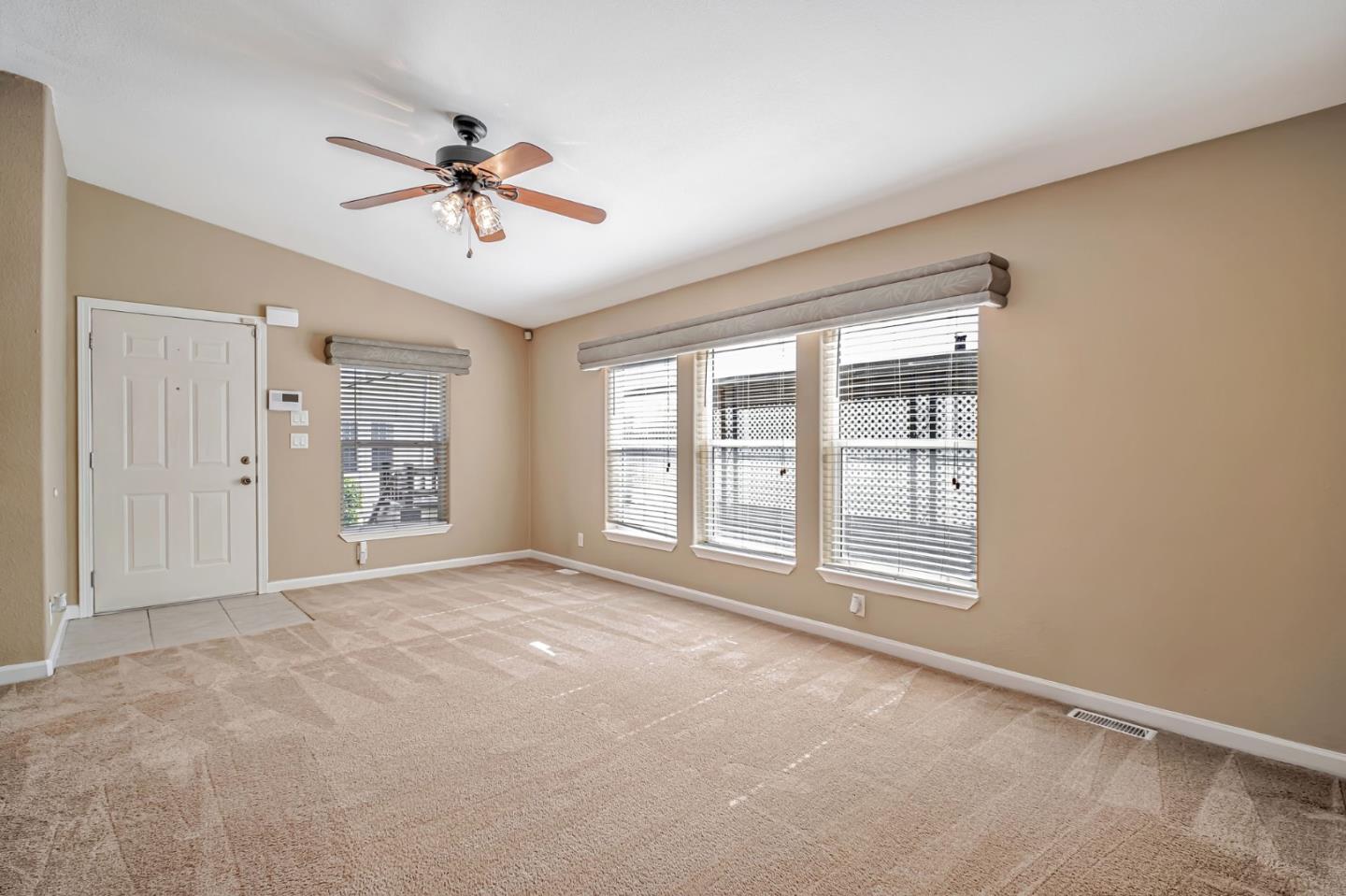 Detail Gallery Image 8 of 33 For 1283 Sussex Way #24,  Hayward,  CA 94544 - 3 Beds | 2 Baths