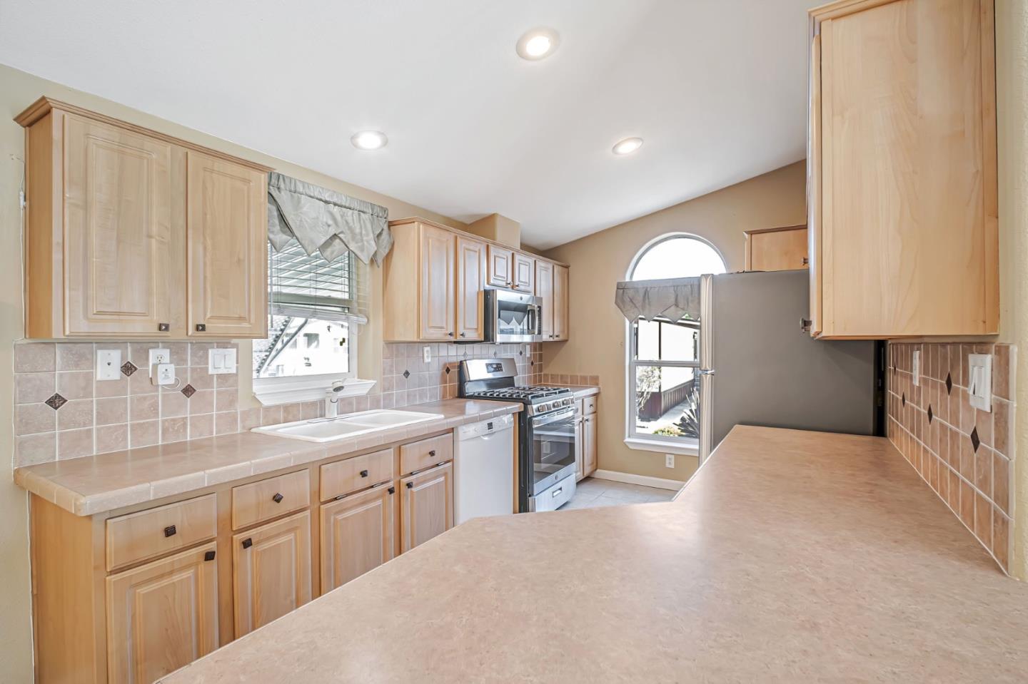 Detail Gallery Image 9 of 33 For 1283 Sussex Way #24,  Hayward,  CA 94544 - 3 Beds | 2 Baths