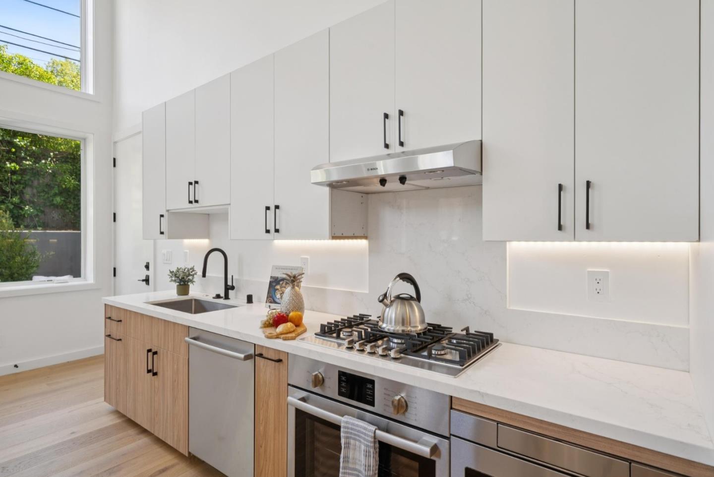 Detail Gallery Image 11 of 47 For 1433 Floribunda Ave #1,  Burlingame,  CA 94010 - 2 Beds | 2 Baths
