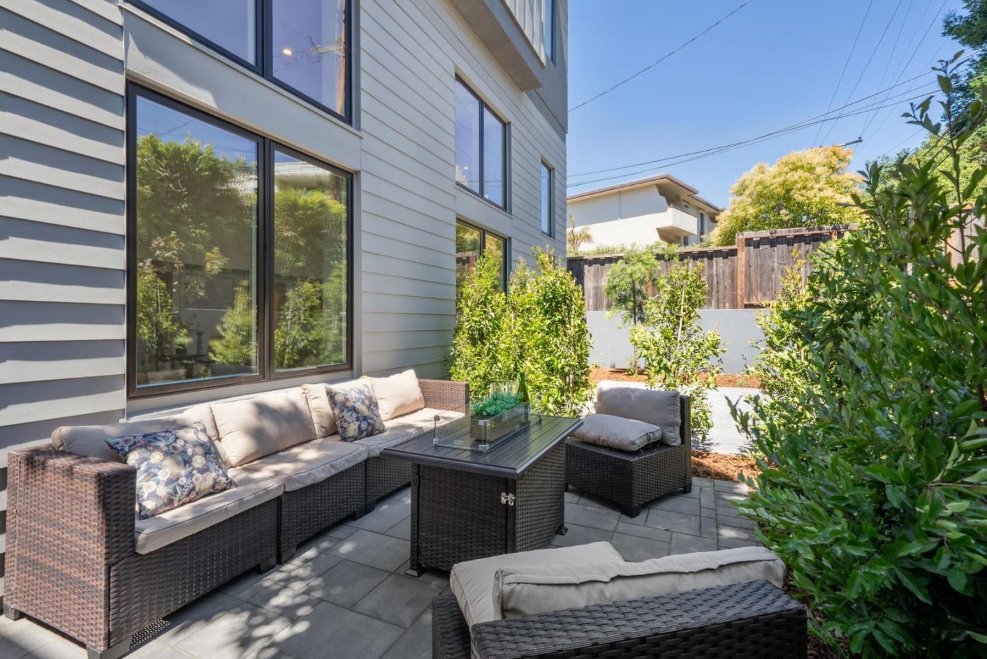 Detail Gallery Image 35 of 47 For 1433 Floribunda Ave #1,  Burlingame,  CA 94010 - 2 Beds | 2 Baths