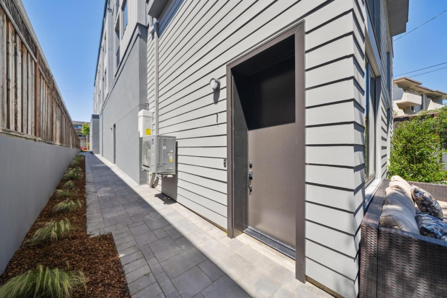 Detail Gallery Image 4 of 47 For 1433 Floribunda Ave #1,  Burlingame,  CA 94010 - 2 Beds | 2 Baths