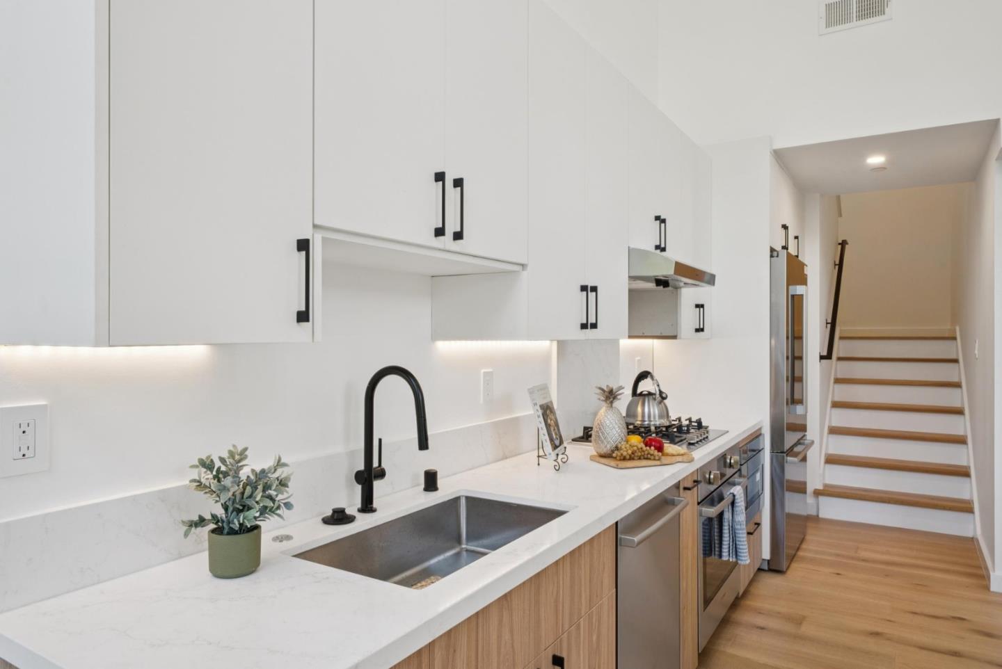 Detail Gallery Image 8 of 47 For 1433 Floribunda Ave #1,  Burlingame,  CA 94010 - 2 Beds | 2 Baths