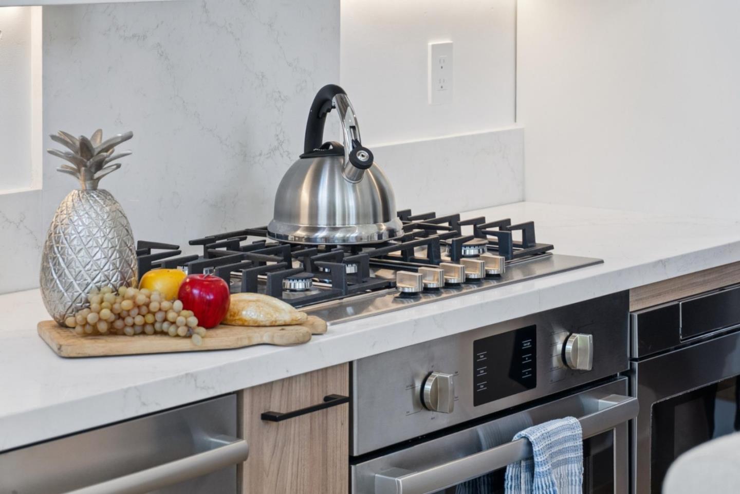 Detail Gallery Image 9 of 47 For 1433 Floribunda Ave #1,  Burlingame,  CA 94010 - 2 Beds | 2 Baths