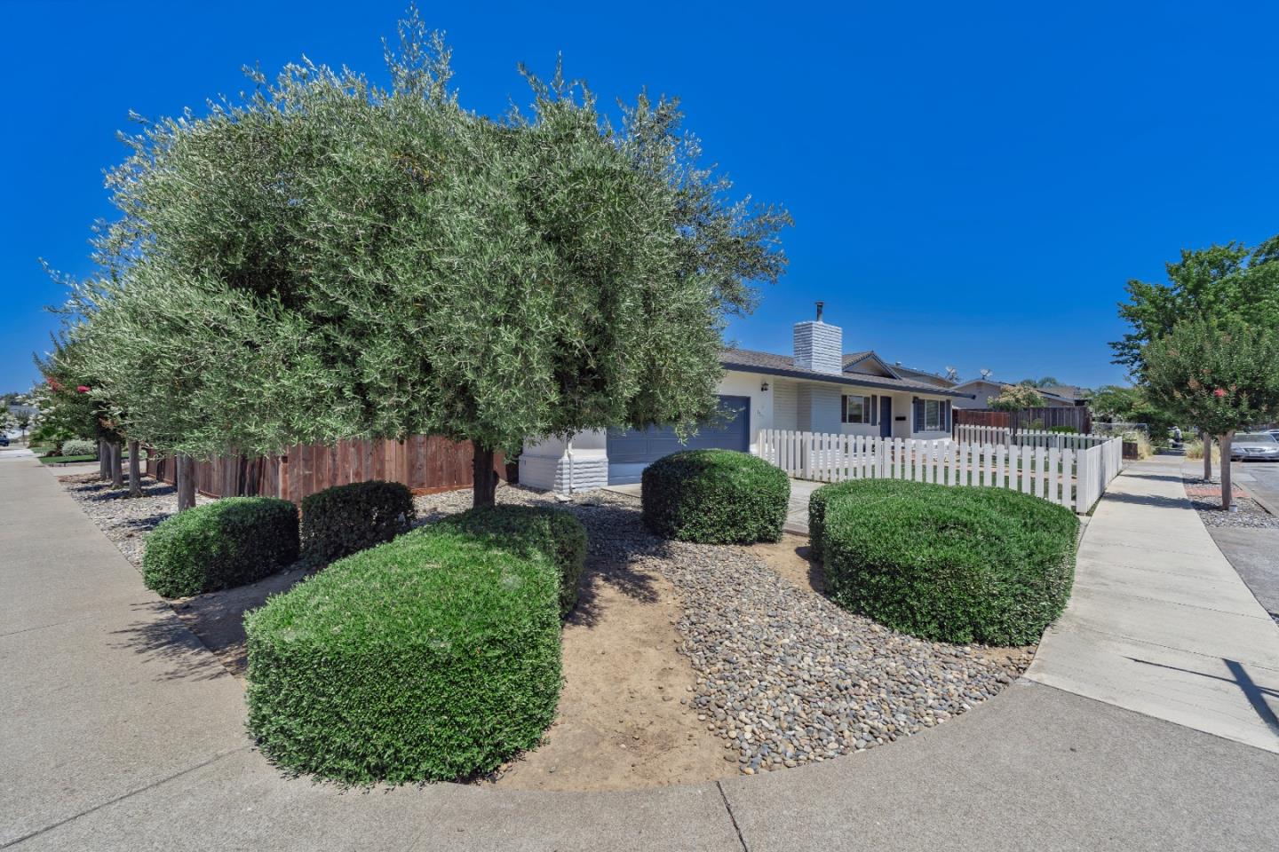 Detail Gallery Image 4 of 32 For 7611 Westwood Dr, Gilroy,  CA 95020 - 3 Beds | 2/1 Baths