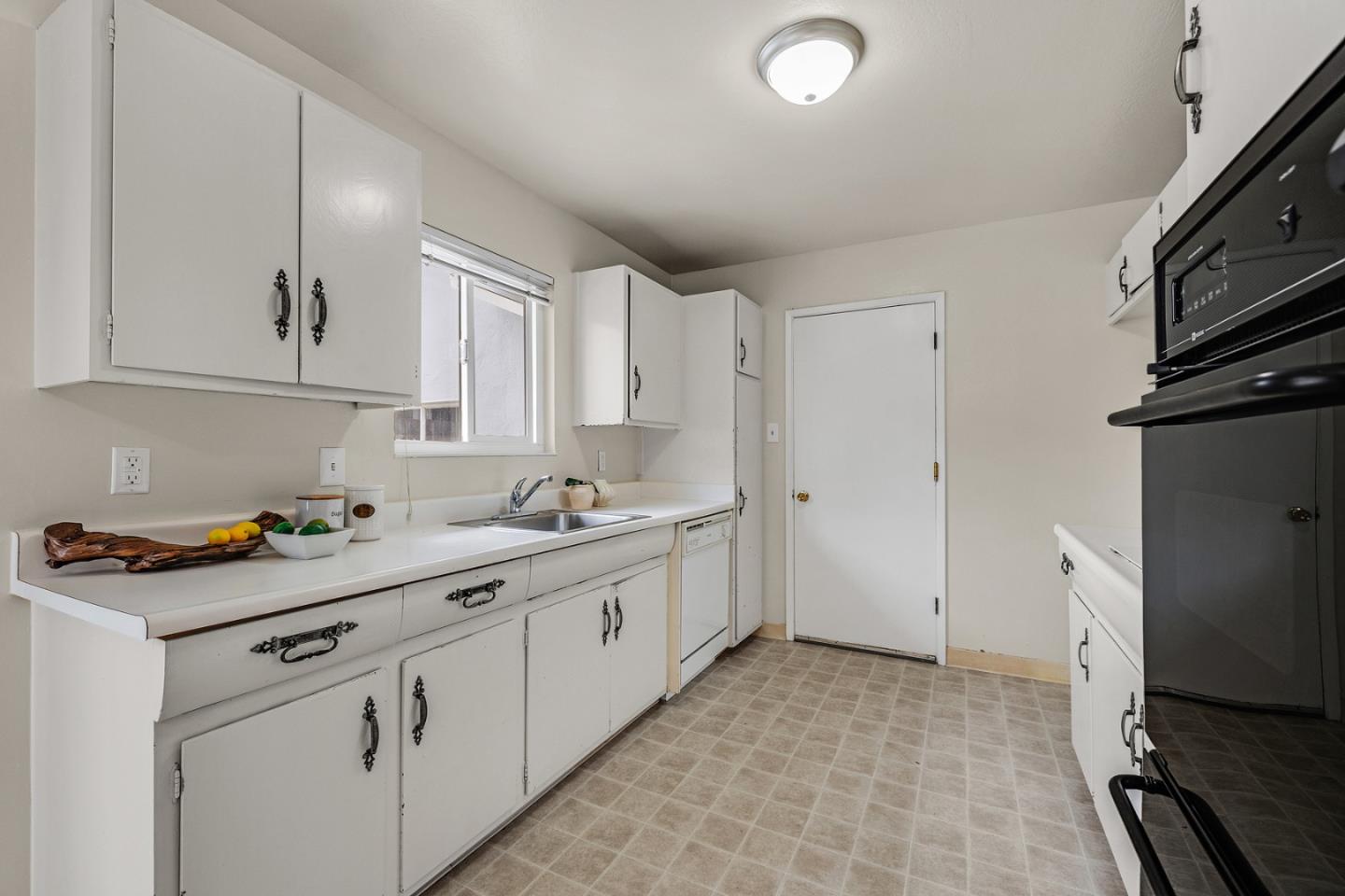 Detail Gallery Image 9 of 25 For 3501 Longview Dr, San Bruno,  CA 94066 - 3 Beds | 2 Baths