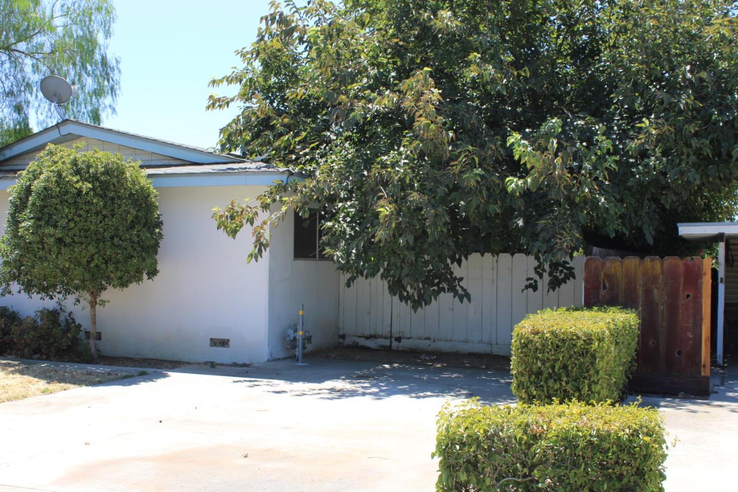 Detail Gallery Image 4 of 7 For 405 N Santa Ana St, Los Banos,  CA 93635 - 3 Beds | 2 Baths