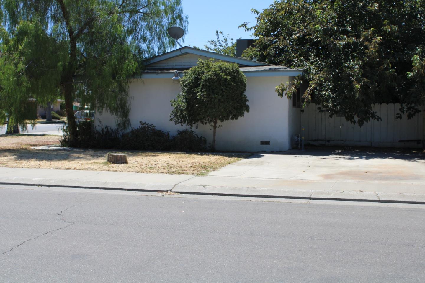 Detail Gallery Image 5 of 7 For 405 N Santa Ana St, Los Banos,  CA 93635 - 3 Beds | 2 Baths
