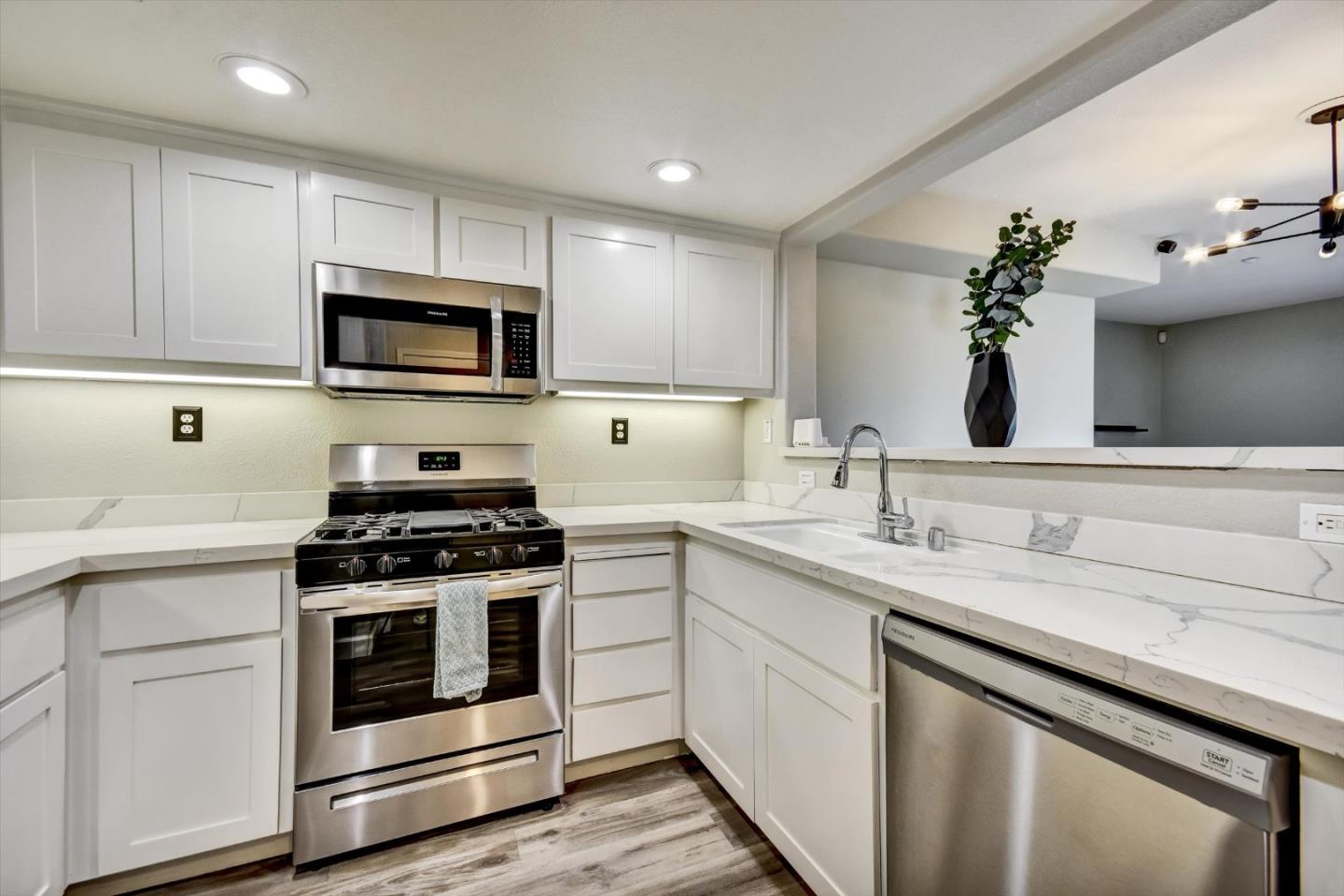 Detail Gallery Image 14 of 43 For 2043 Sonador, San Jose,  CA 95128 - 2 Beds | 2/1 Baths