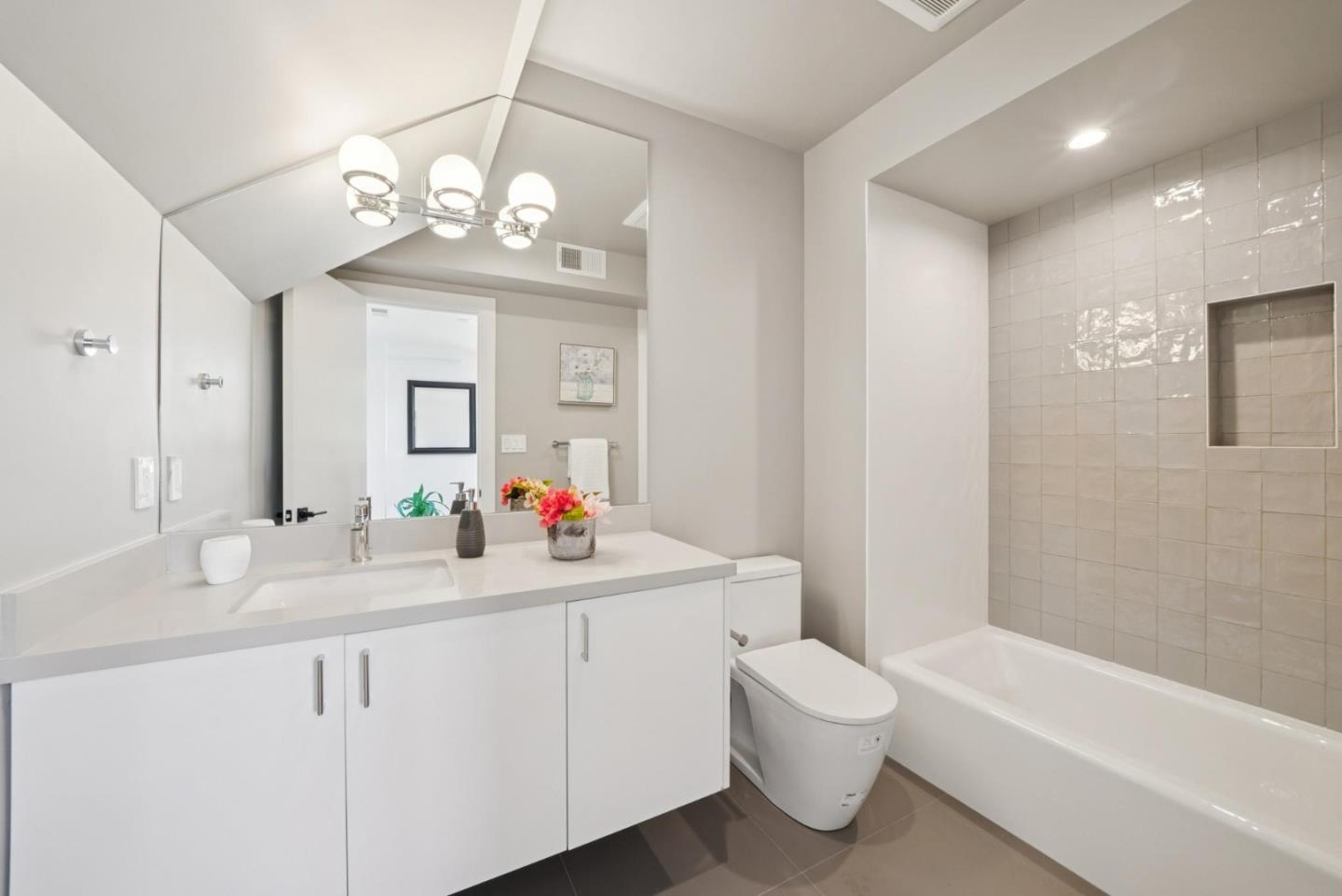 Detail Gallery Image 8 of 55 For 1433 Floribunda Ave #2,  Burlingame,  CA 94010 - 2 Beds | 2/1 Baths