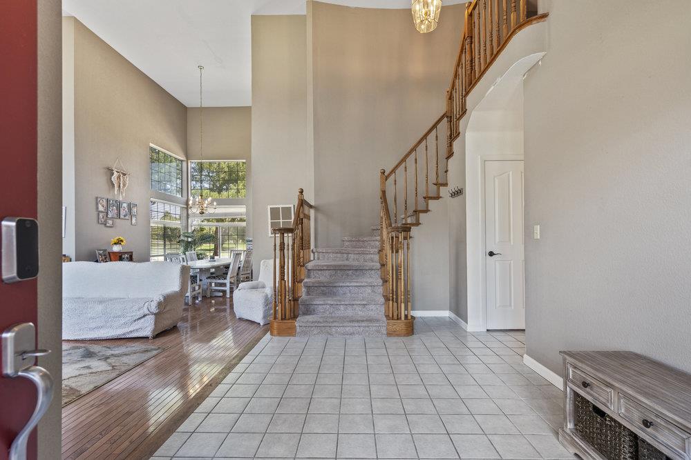 Detail Gallery Image 2 of 42 For 310 Bonnie Ln, Hollister,  CA 95023 - 3 Beds | 3 Baths