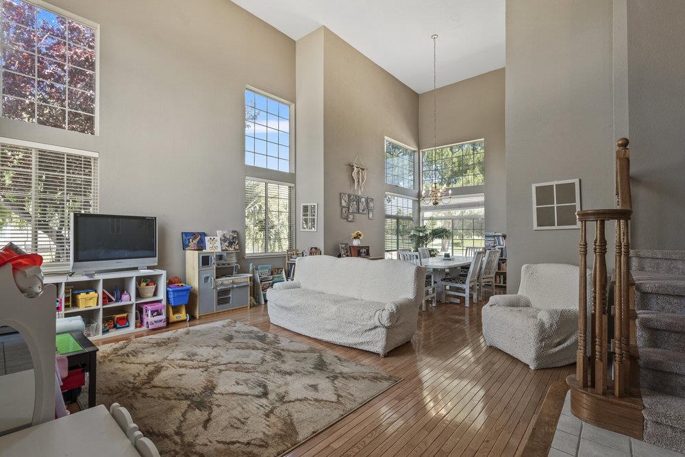 Detail Gallery Image 3 of 42 For 310 Bonnie Ln, Hollister,  CA 95023 - 3 Beds | 3 Baths