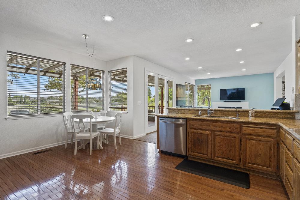 Detail Gallery Image 9 of 42 For 310 Bonnie Ln, Hollister,  CA 95023 - 3 Beds | 3 Baths