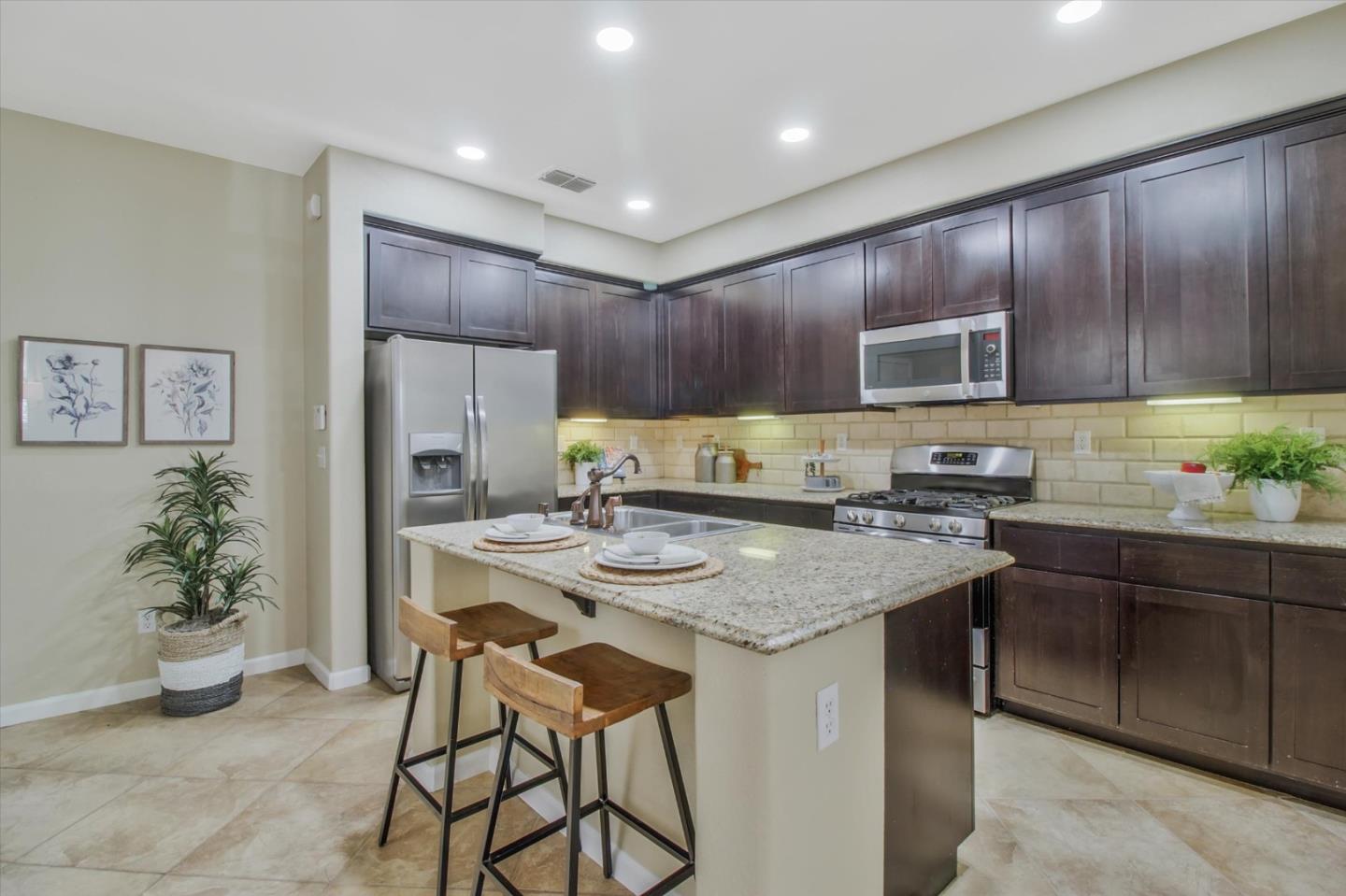 Detail Gallery Image 4 of 31 For 3927 Streamline St, Sacramento,  CA 95834 - 3 Beds | 2/1 Baths