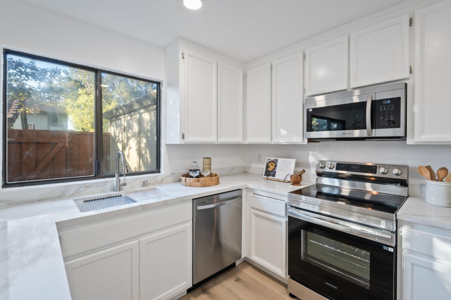 Detail Gallery Image 10 of 31 For 6163 Joaquin Murieta Ave #F,  Newark,  CA 94560 - 3 Beds | 2/1 Baths