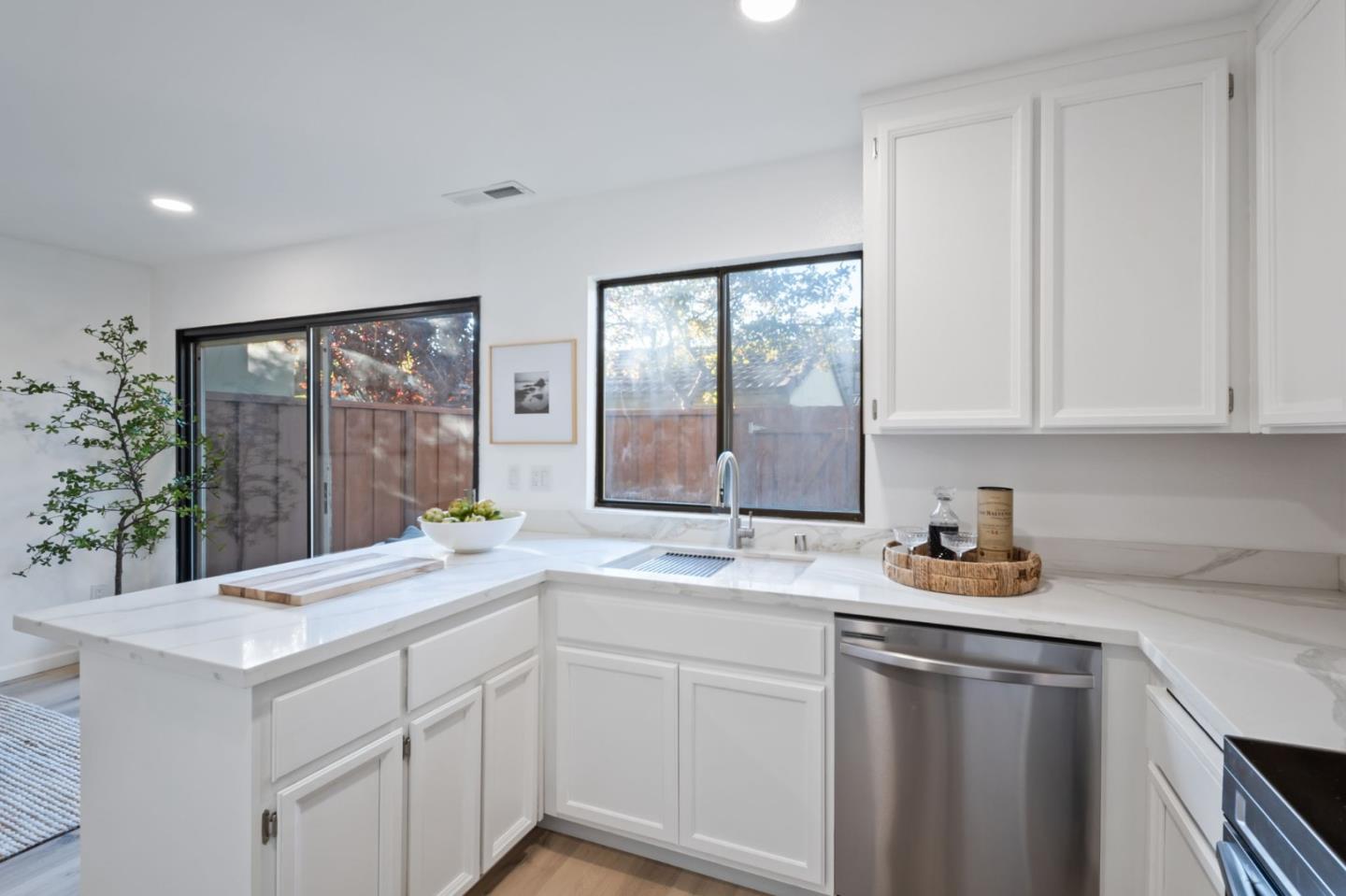 Detail Gallery Image 11 of 31 For 6163 Joaquin Murieta Ave #F,  Newark,  CA 94560 - 3 Beds | 2/1 Baths