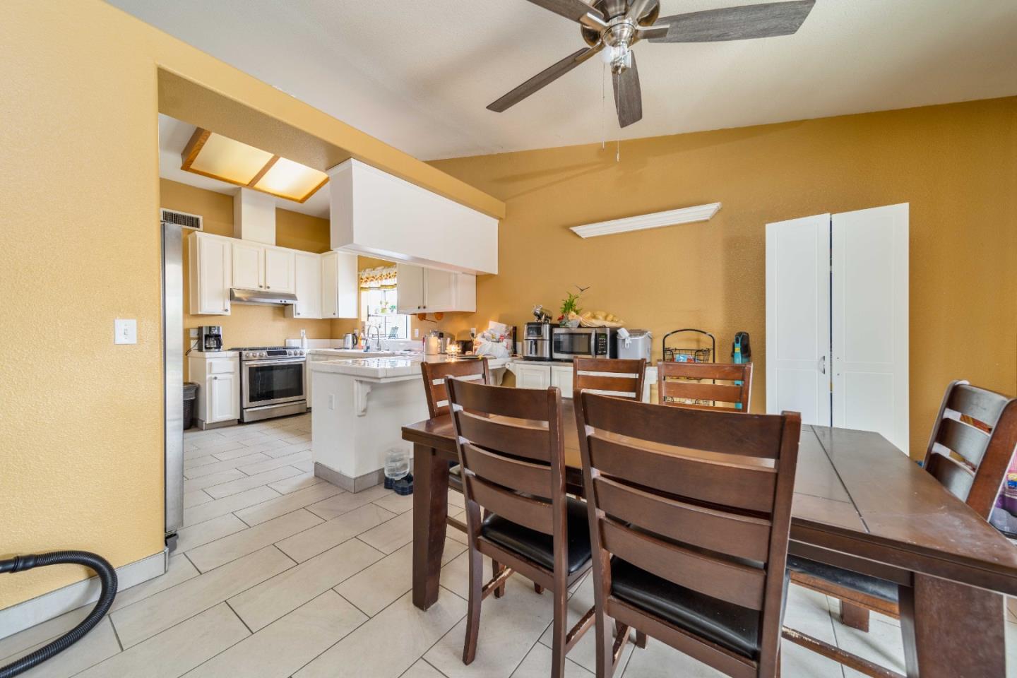 Detail Gallery Image 8 of 14 For 13714 Deleon Ave, Gustine,  CA 95322 - 4 Beds | 2 Baths