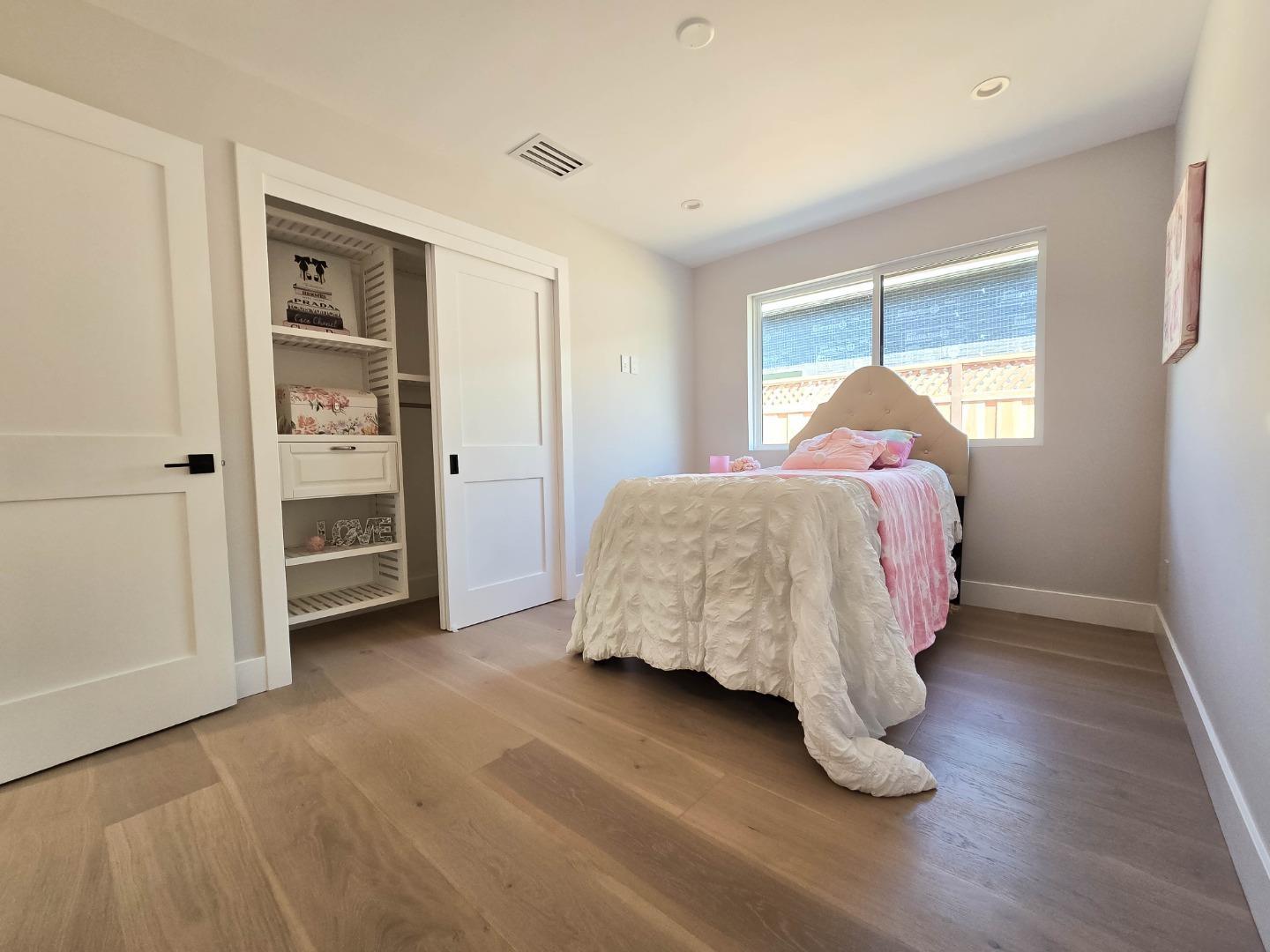 Detail Gallery Image 16 of 54 For 95 Centre St, Mountain View,  CA 94041 - 5 Beds | 4 Baths