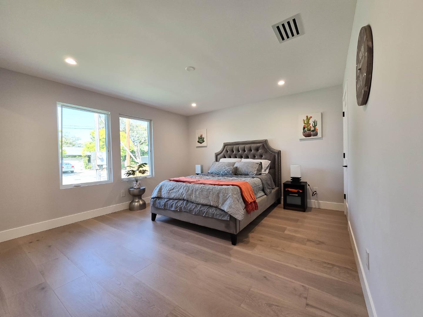 Detail Gallery Image 17 of 54 For 95 Centre St, Mountain View,  CA 94041 - 5 Beds | 4 Baths