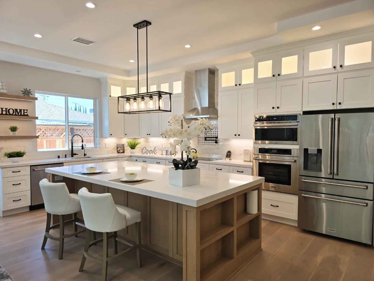 Detail Gallery Image 3 of 54 For 95 Centre St, Mountain View,  CA 94041 - 5 Beds | 4 Baths