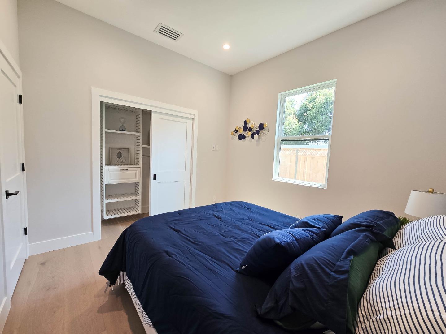 Detail Gallery Image 8 of 54 For 95 Centre St, Mountain View,  CA 94041 - 5 Beds | 4 Baths