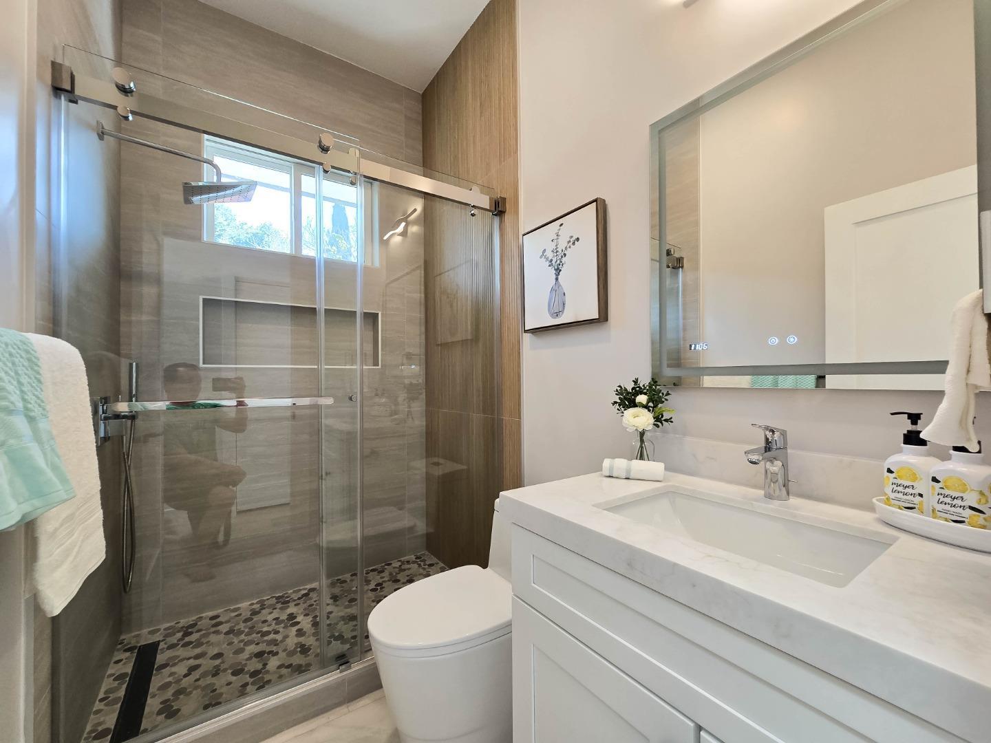Detail Gallery Image 9 of 54 For 95 Centre St, Mountain View,  CA 94041 - 5 Beds | 4 Baths