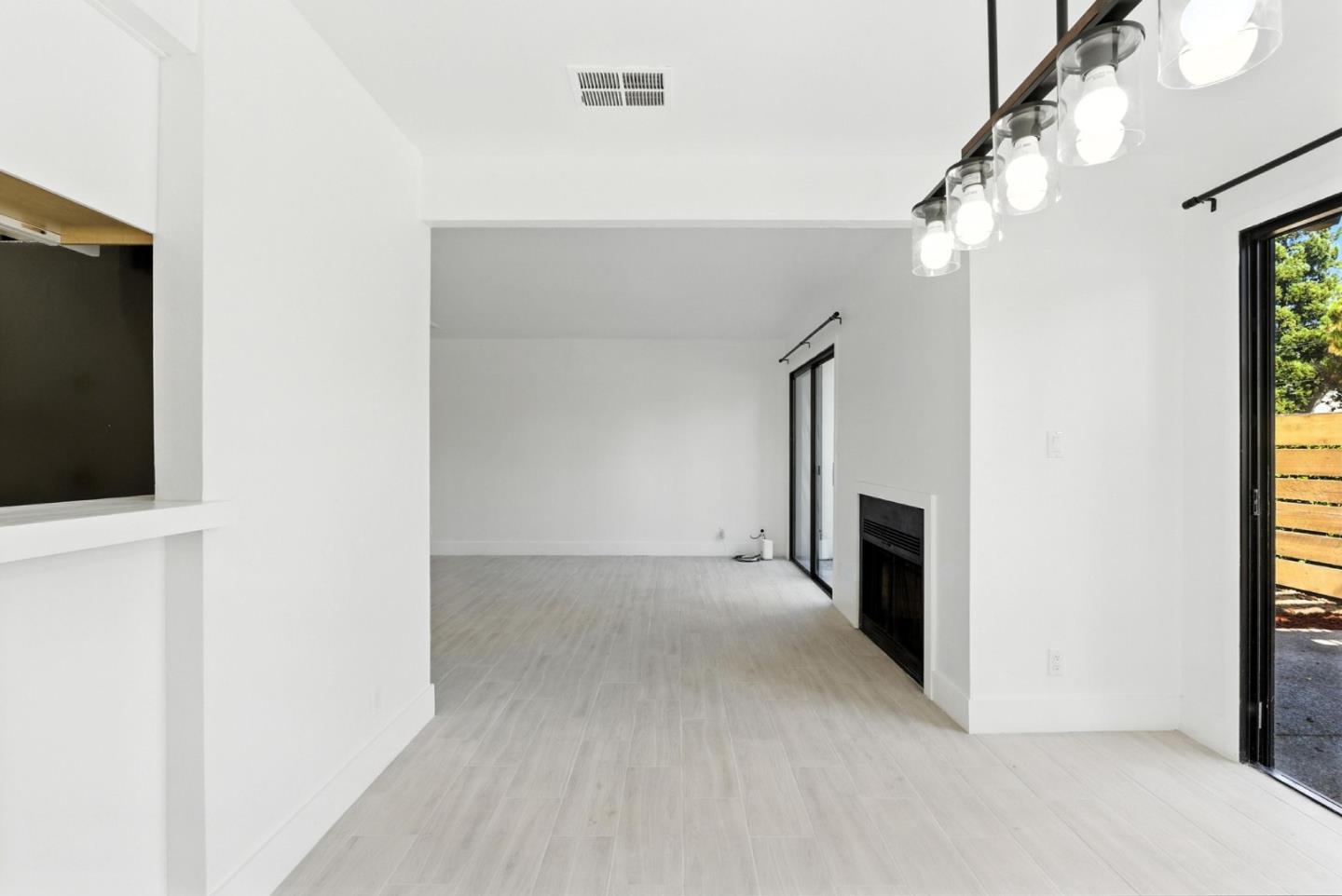 Detail Gallery Image 5 of 48 For 25 Bud Ct, Pleasant Hill,  CA 94523 - 2 Beds | 2/1 Baths