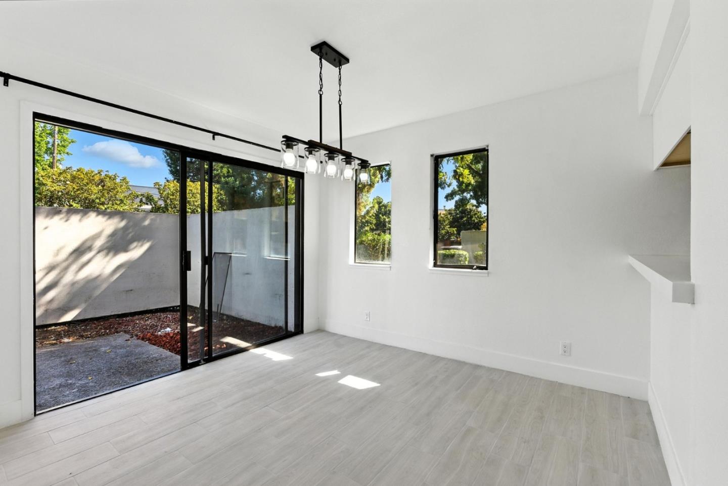 Detail Gallery Image 7 of 48 For 25 Bud Ct, Pleasant Hill,  CA 94523 - 2 Beds | 2/1 Baths