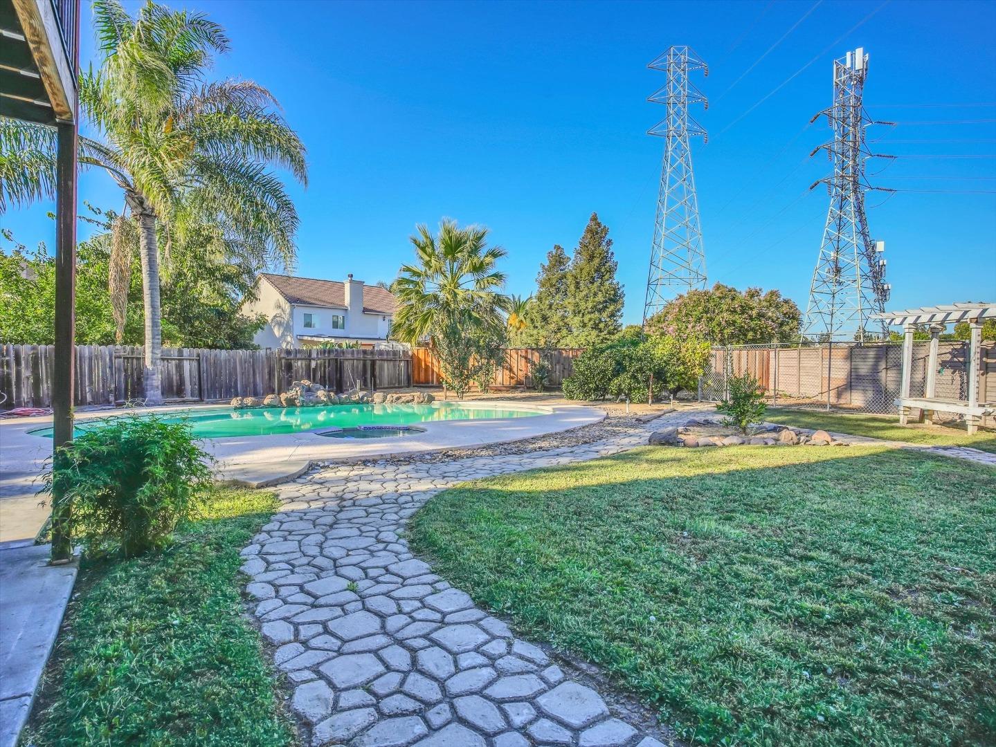 Detail Gallery Image 12 of 59 For 3706 Leilani Ln, Stockton,  CA 95206 - 4 Beds | 3 Baths