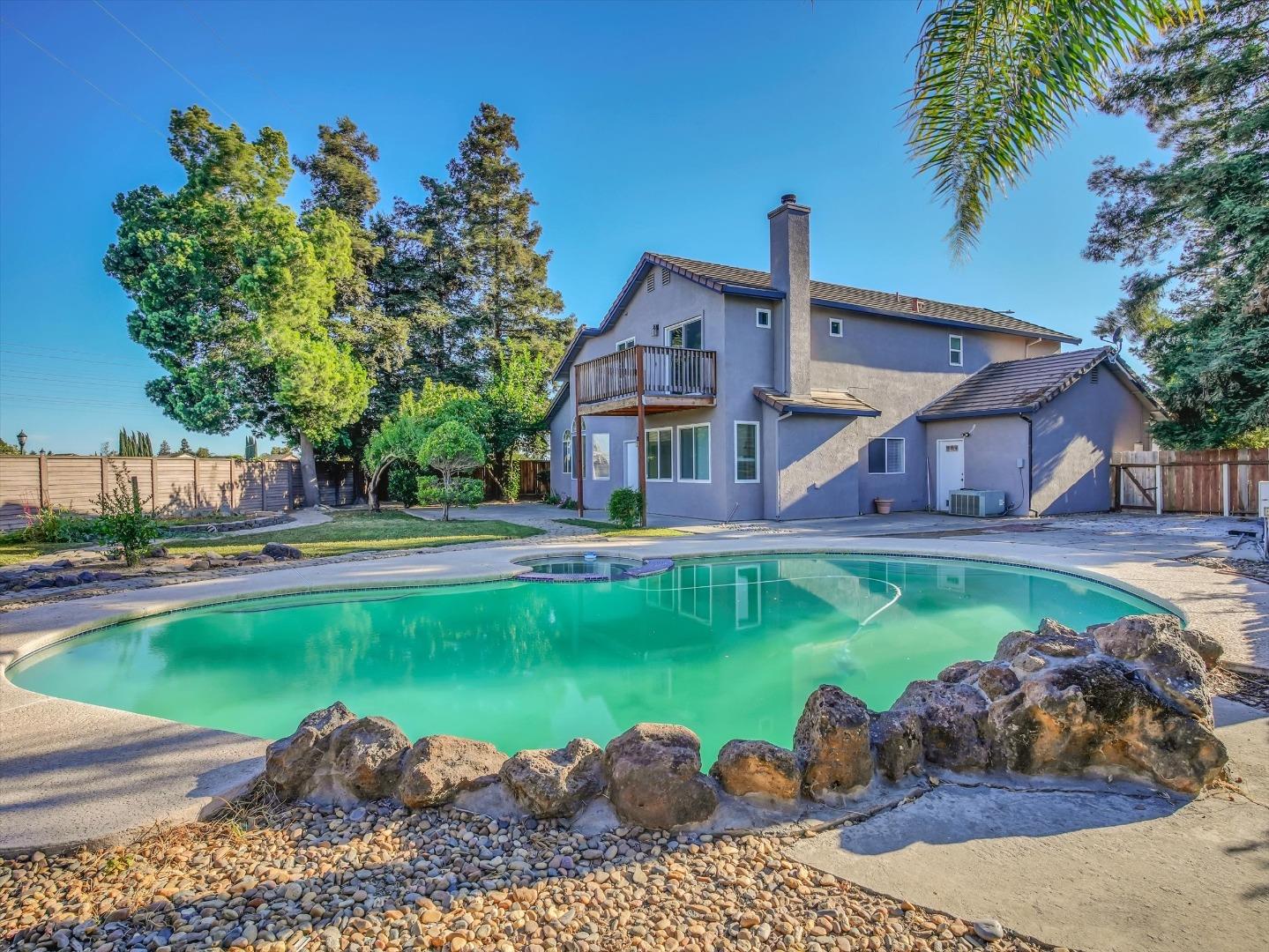 Detail Gallery Image 8 of 59 For 3706 Leilani Ln, Stockton,  CA 95206 - 4 Beds | 3 Baths
