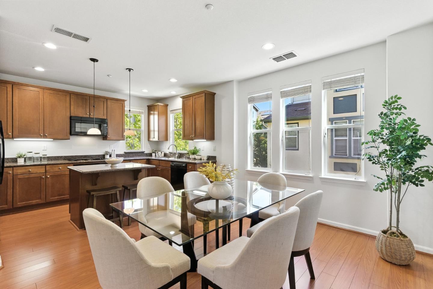 Detail Gallery Image 10 of 39 For 211 Peppermint Tree Ter #1,  Sunnyvale,  CA 94086 - 3 Beds | 3/1 Baths