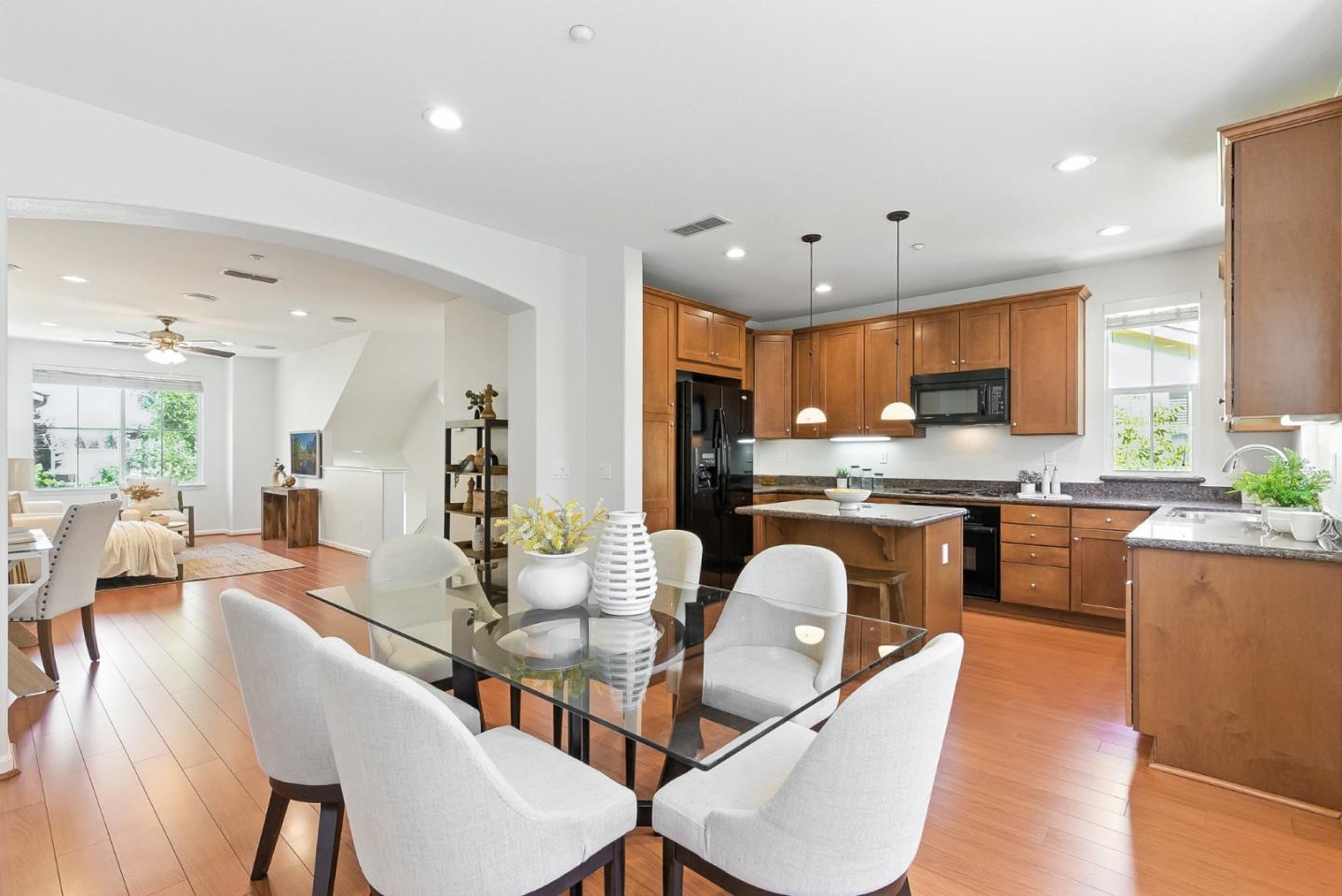 Detail Gallery Image 11 of 39 For 211 Peppermint Tree Ter #1,  Sunnyvale,  CA 94086 - 3 Beds | 3/1 Baths