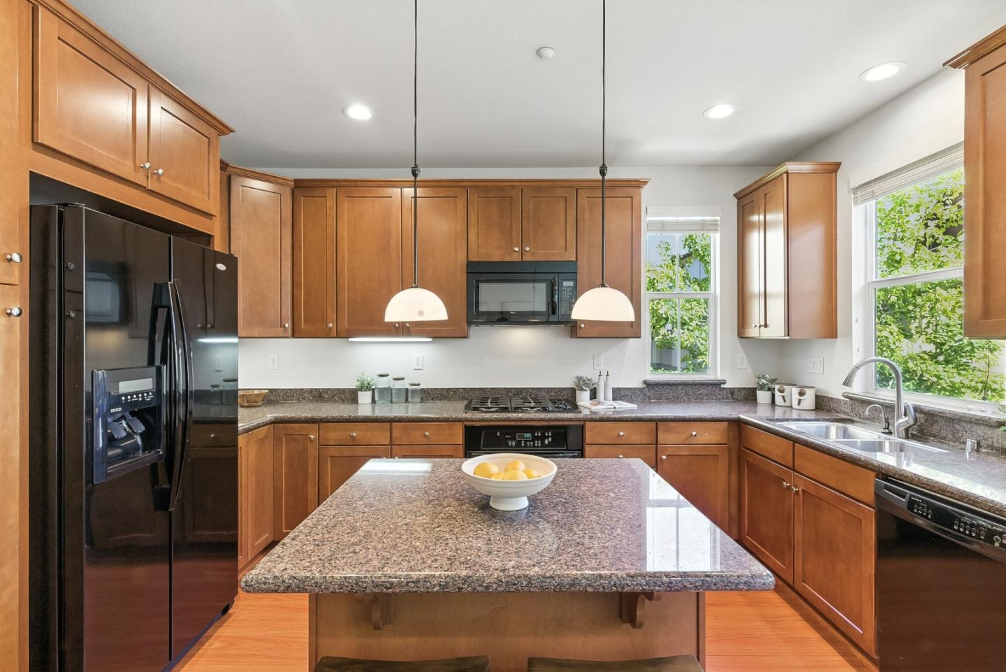 Detail Gallery Image 12 of 39 For 211 Peppermint Tree Ter #1,  Sunnyvale,  CA 94086 - 3 Beds | 3/1 Baths